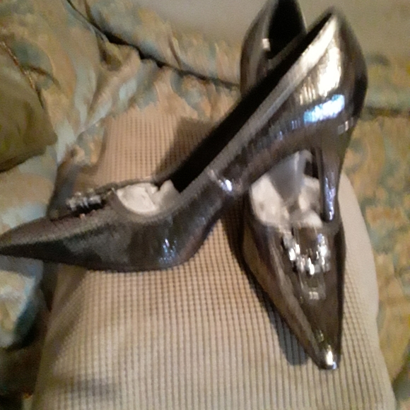 Pierre Dumas SILVER Heels - Picture 2 of 3